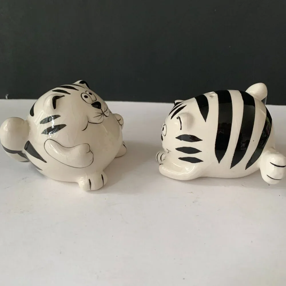 PIER 1 VINTAGE FAT CATS SALT AND PEPPER SHAKERS
